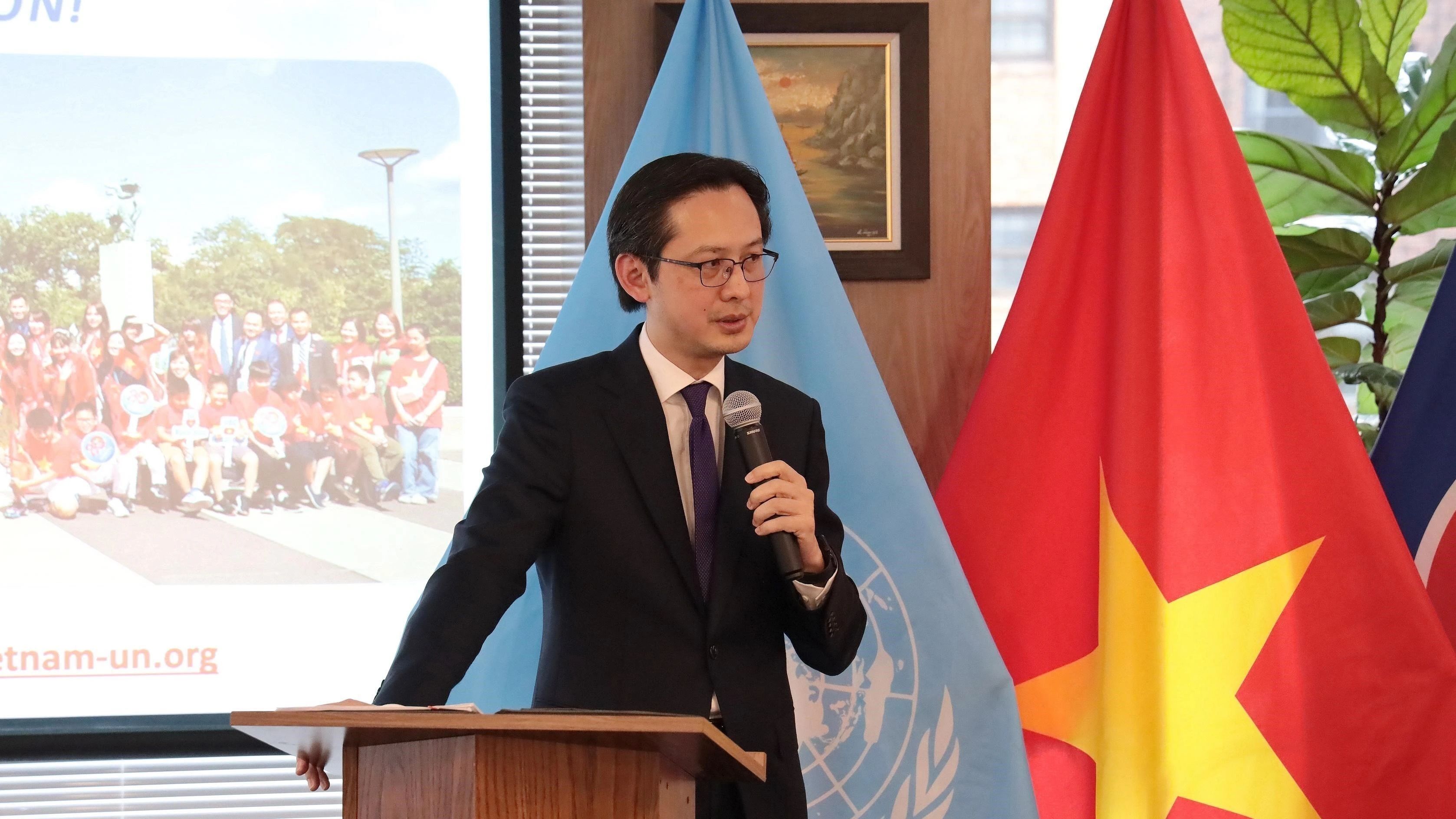Ambassador Do Hung Viet, Permanent Representative of Vietnam to the United Nations, speaks at the briefing. (Photo: VNA)