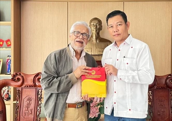 Vietnamese Ambassador to Venezuela Vu Trung My (R) presents a gift to former Venezuelan Ambassador to Vietnam Jorge Rondón Uzcátegui (Photo: the Vietnamese Embassy in Venezuela)