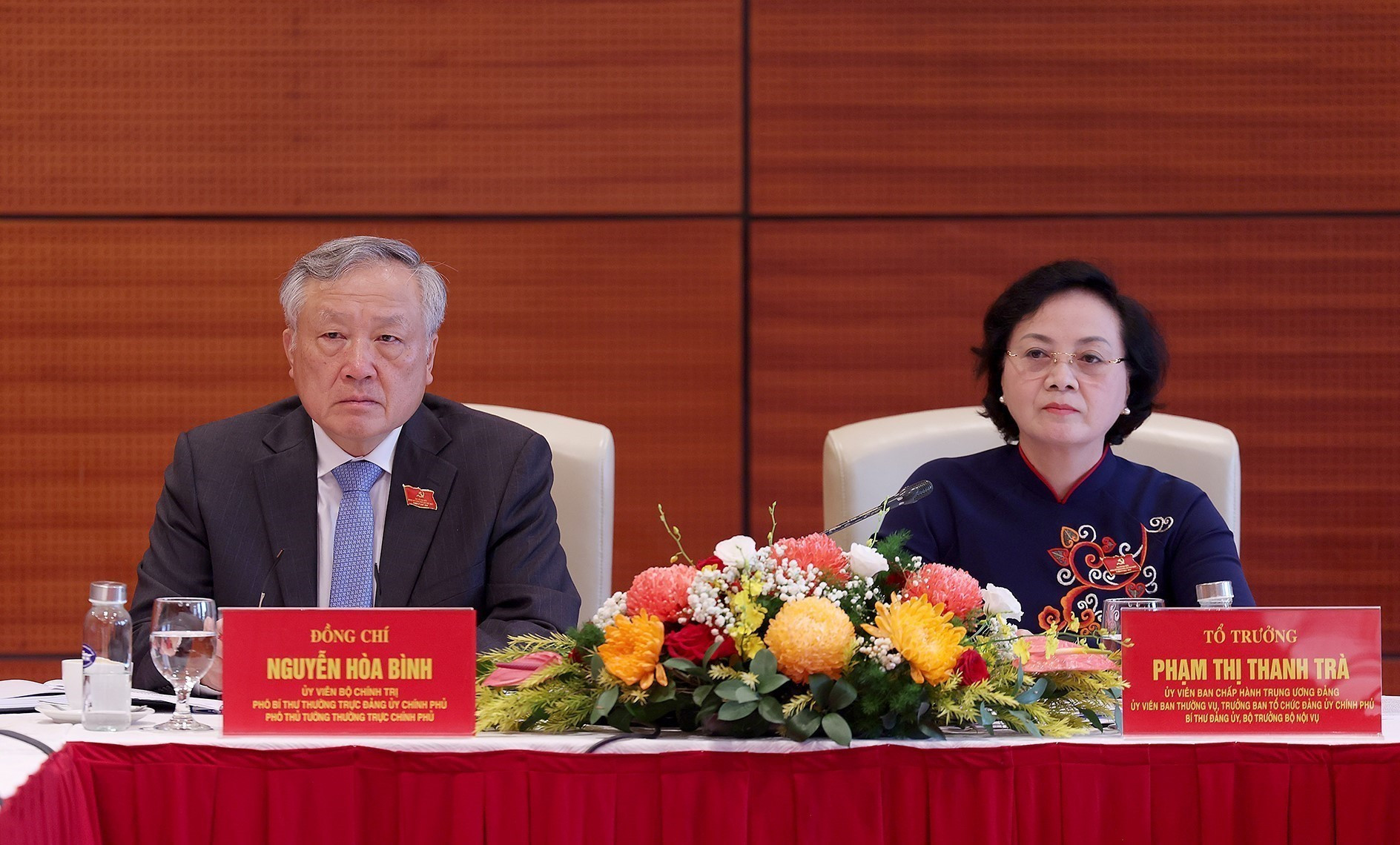 Standing Deputy Prime Minister Nguyen Hoa Binh (L) at a group discussion within the preparatory session of the first Congress of the Government’s Party Organisation on October 12, 2025 (Photo: VNA) first-party-congress-of-government-2.jpg