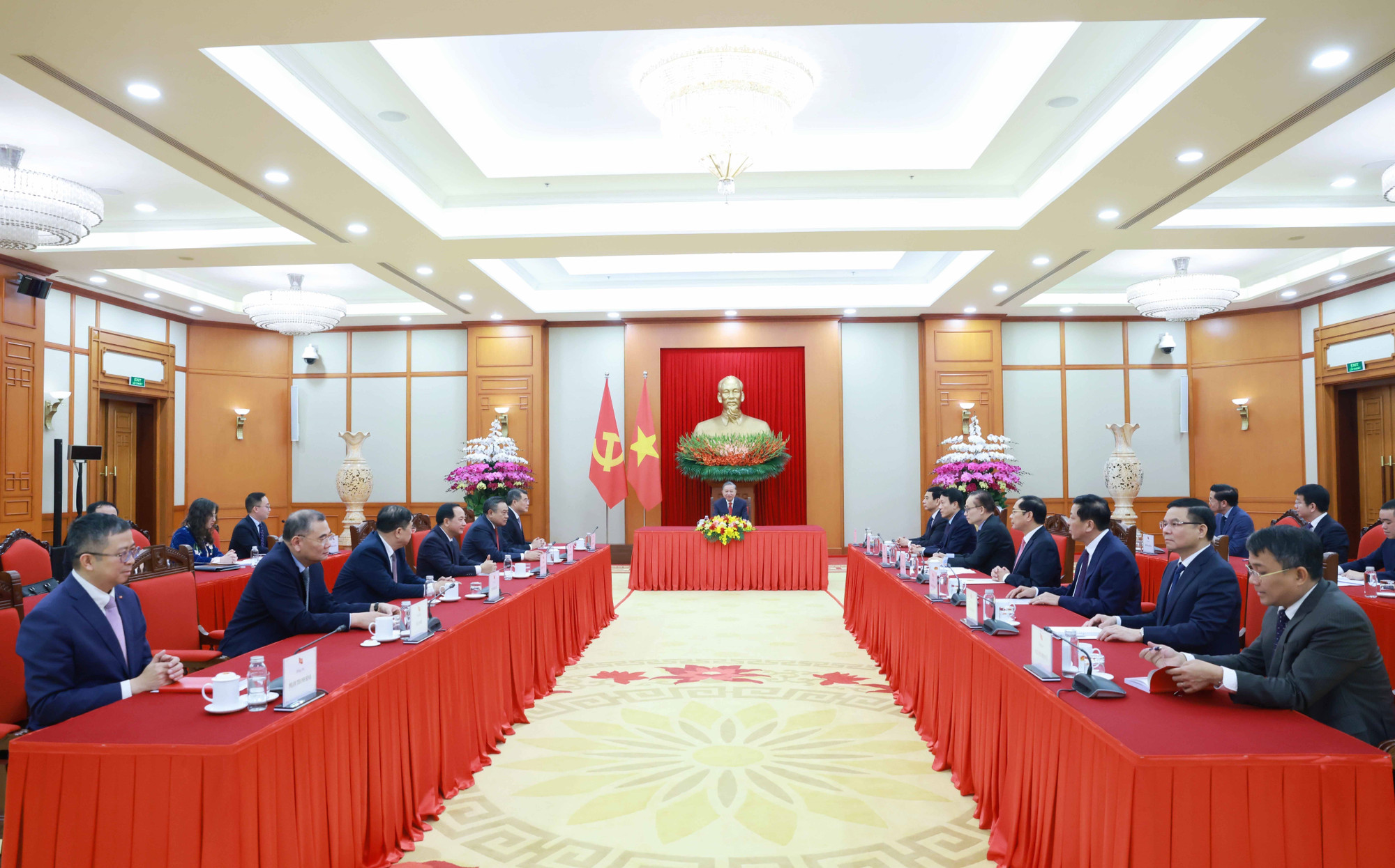 vietnamese-chinese-party-leaders-hold-phone-talks.jpg