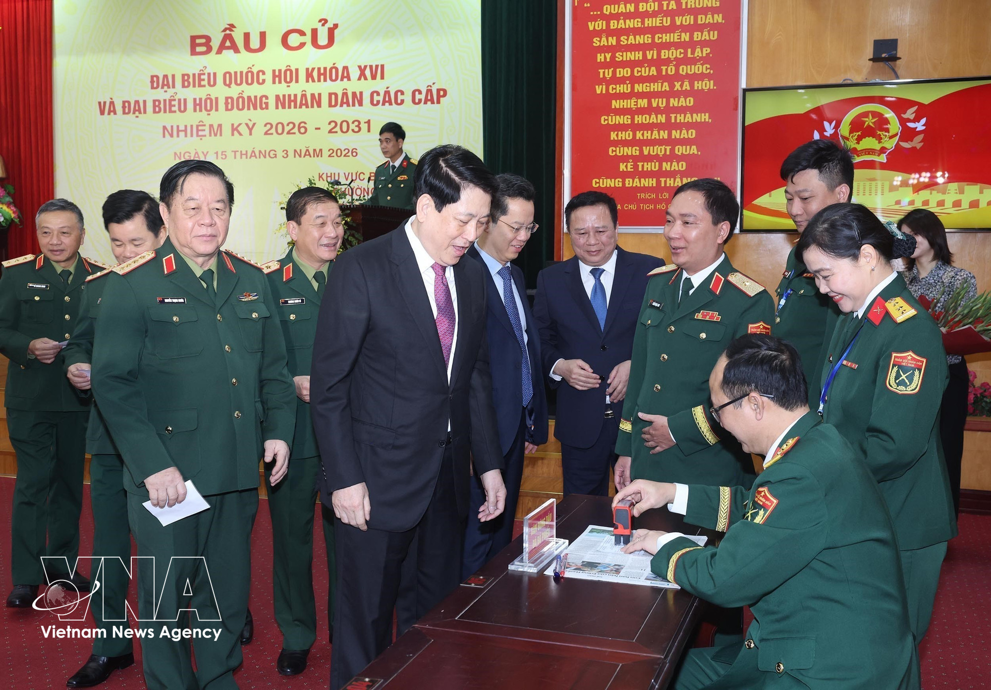 vnanet-president-luong-cuong-casts-ballot-in-hoan-kien-ward-2.jpg