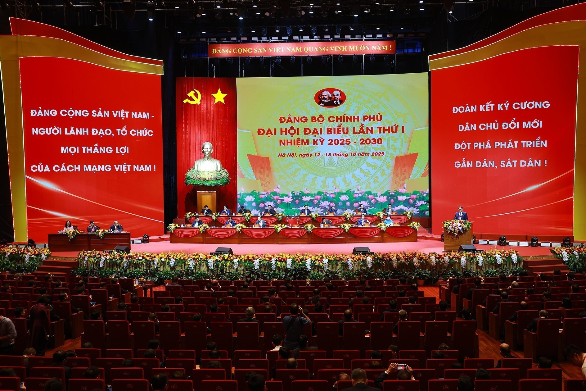 A view of the preparatory meeting of the first Congress of the Government’s Party Organisation on October 12 morning. (Photo: VNA) preparatory-meeting-held-for-first-party-congress-of-government-3.jpg