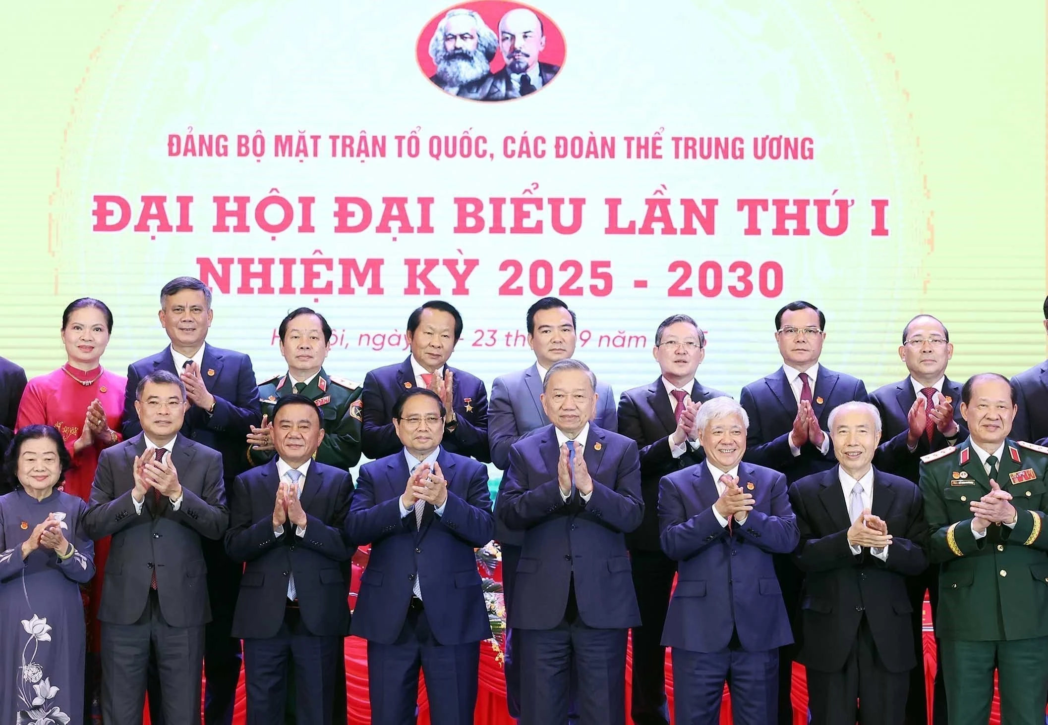 Party General Secretary To Lam (fourth from right, first row), and Prime Minister Pham Minh Chinh (fourth from left, first row) attend the first Congress of the Party Organisation of the Vietnam Fatherland Front and Central Mass Organisations for the 2025-2030 term. (Photo: VNA)