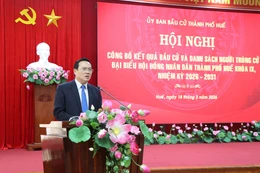 Nguyen Quang Tuan, Standing Vice Chairman of the Hue People’s Council and Vice Chairman of the municipal Election Committee, announces the list of elected deputies to the Hue People’s Council for the 9th tenure. (Photo: VNA) 