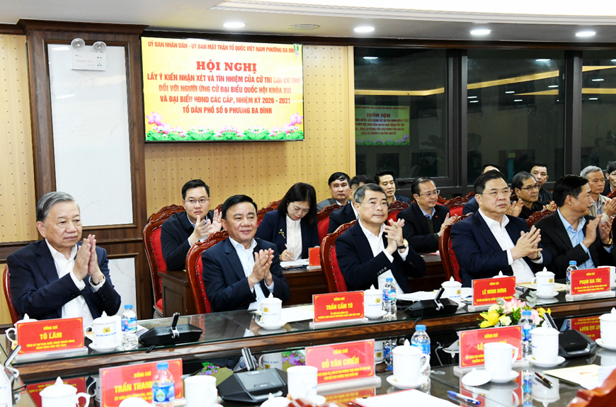 Party General Secretary To Lam (first, left) and delegates attend a conference to collect comments and confidence of voters at the places of residence for local candidates for the 16th National Assembly. (Photo: daibieunhandan.vn)