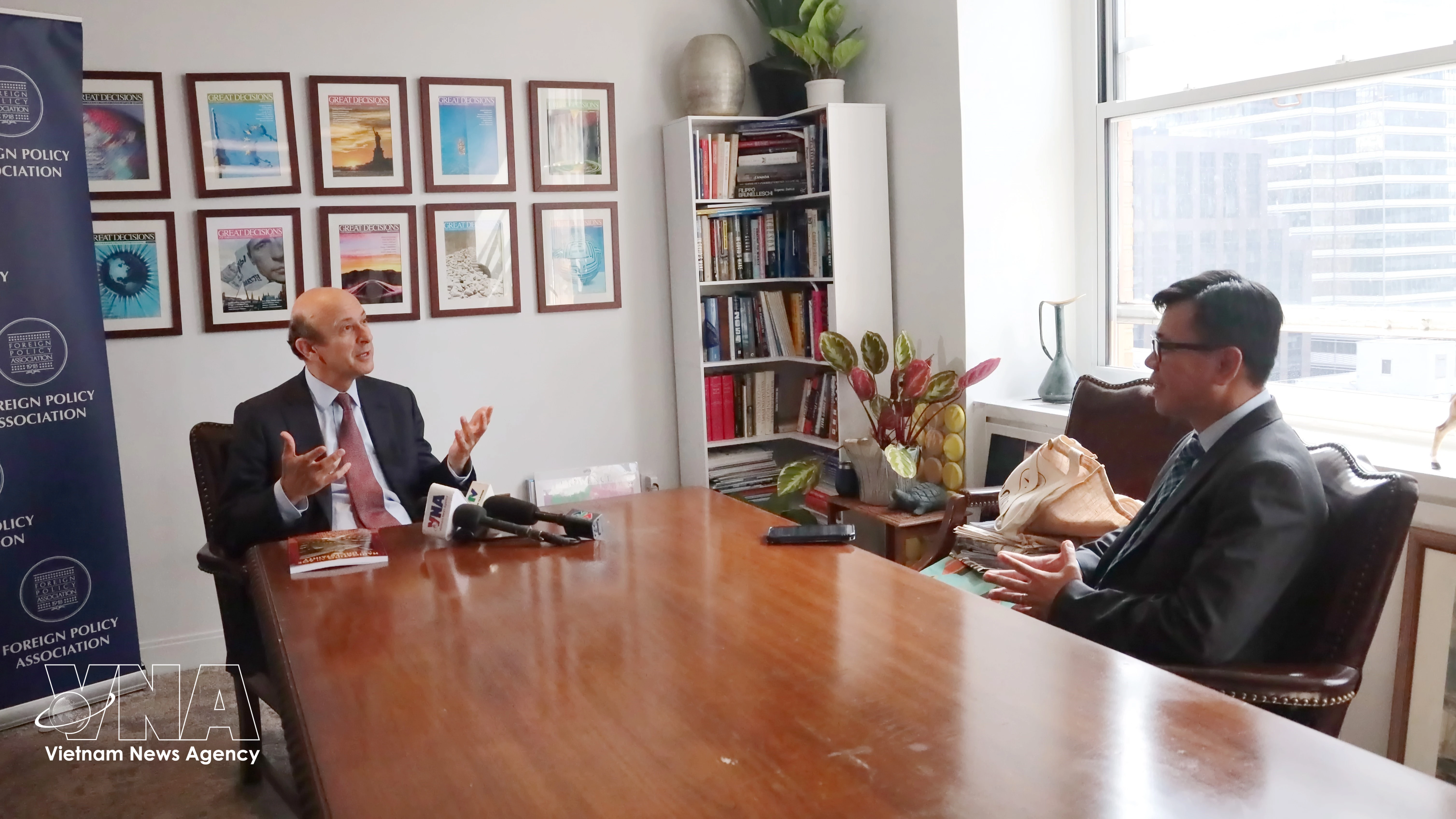 President and CEO of the Foreign Policy Association (FPA) Noel V. Lateef grants an interview to the Vietnam News Agency. (Photo: VNA)