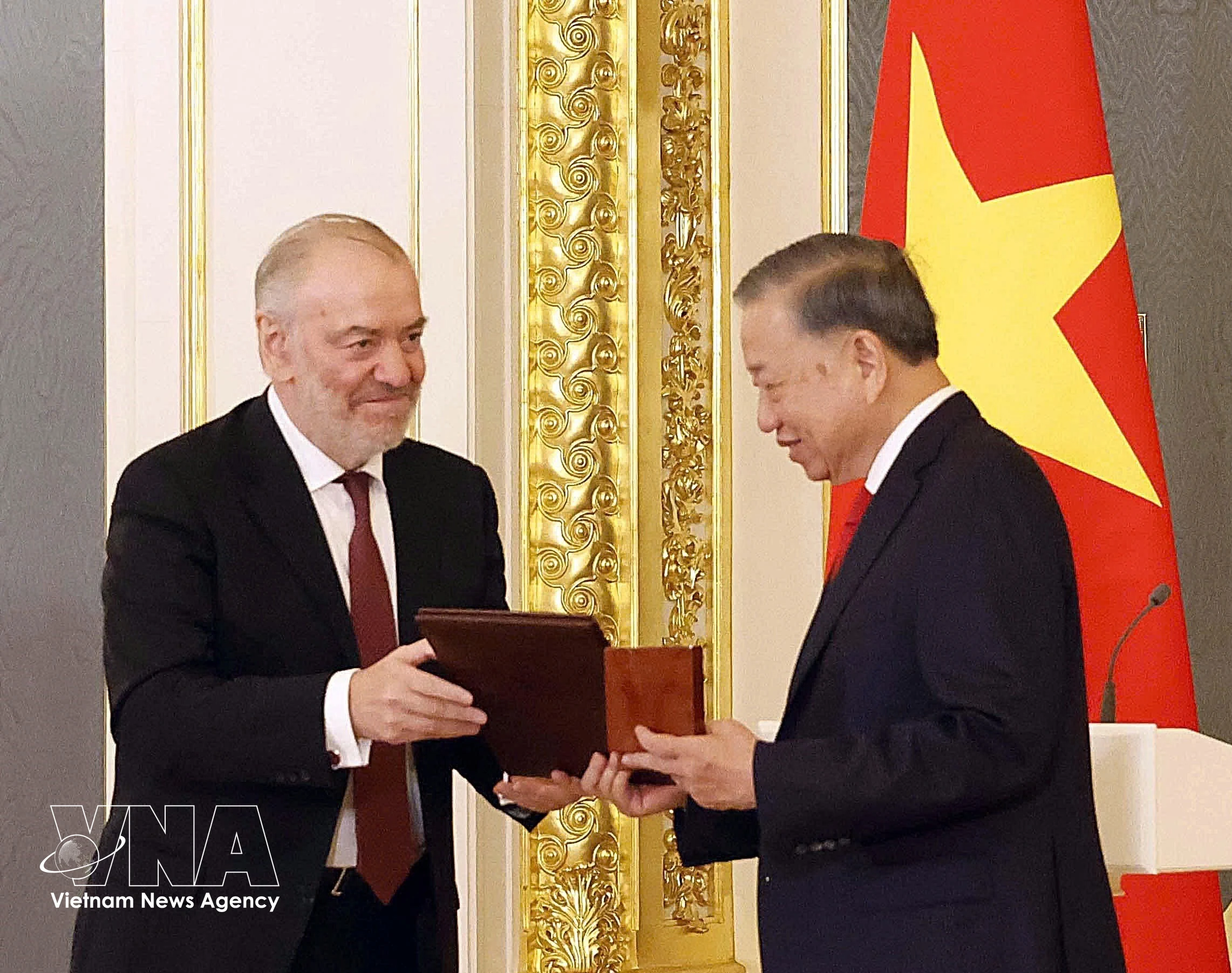 Chair of the Lev Tolstoy International Peace Prize Jury Council Valery Gergiev presents the 2026 award to General Secretary of the Communist Party of Vietnam Central Committee and President To Lam at the ceremony held at the Kremlin in Moscow on September 9, 2026. (Photo: VNA)