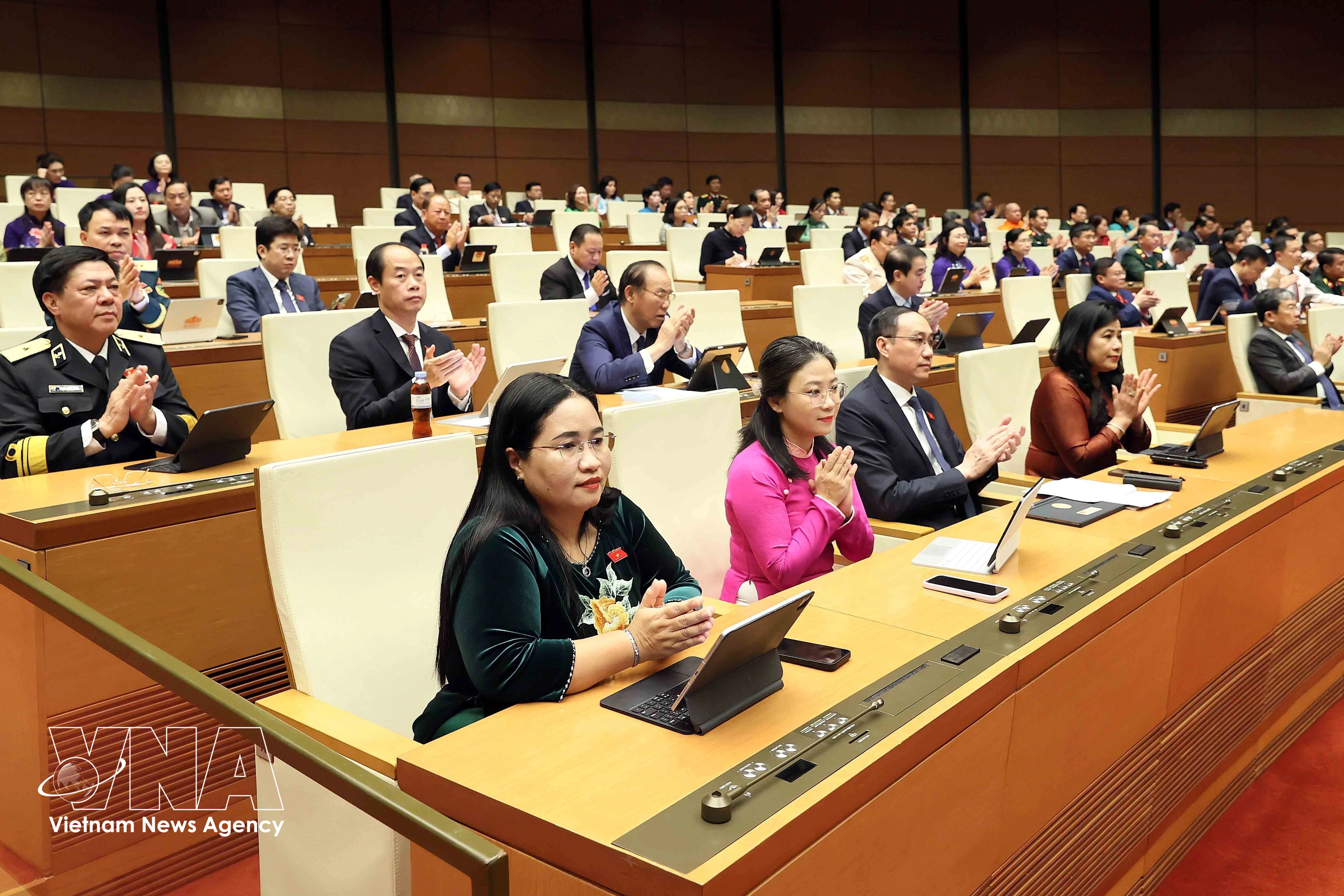 The 16th National Assembly on August 24 approve a resolution reducing personal and corporate income taxes for individuals, business households and enterprises. (Photo: VNA)