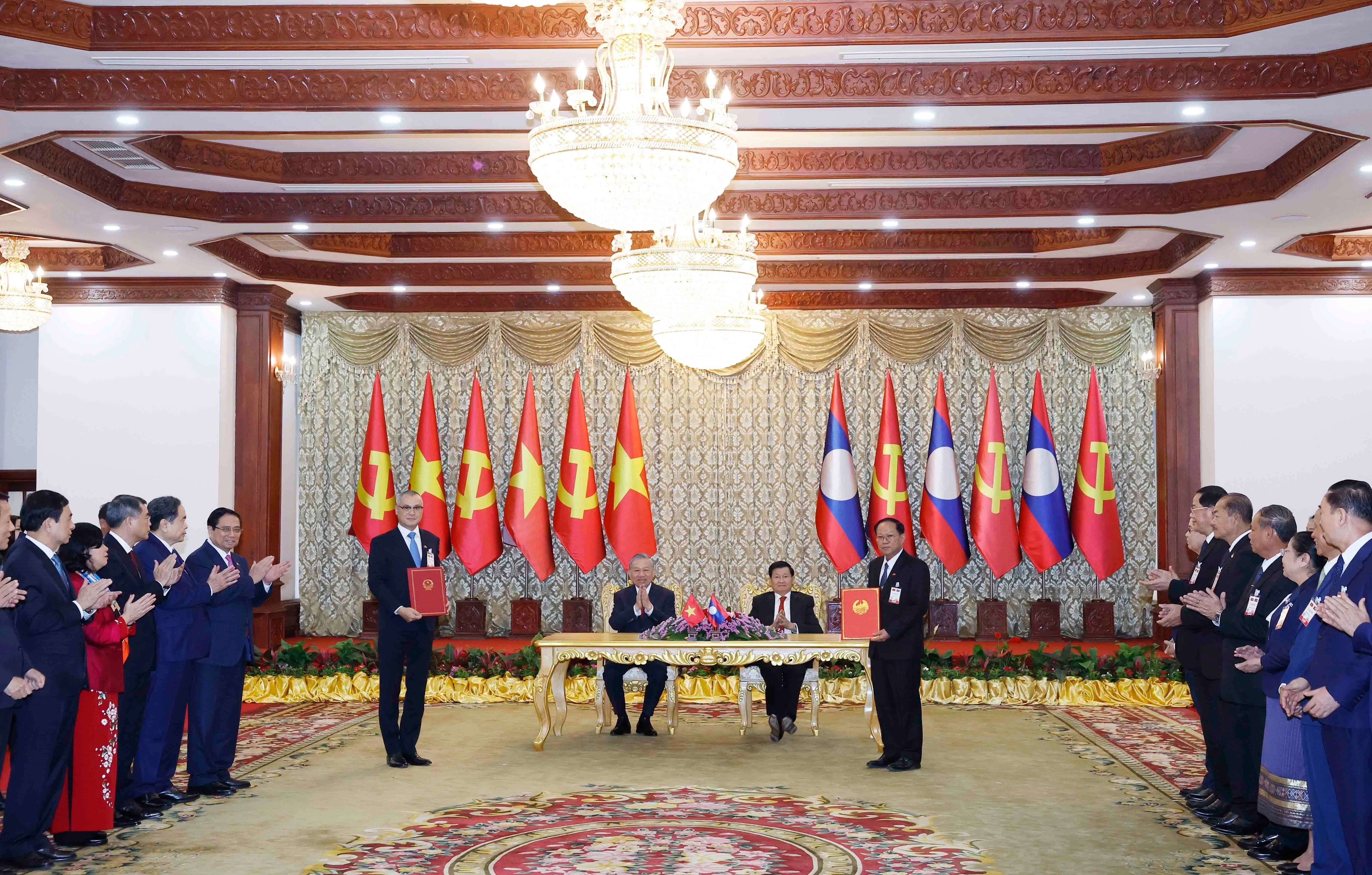 General Secretary of the Communist Party of Vietnam To Lam (L) and General Secretary of the Lao People’s Revolutionary Party and President of Laos Thongloun Sisoulith witness the exchange of a memorandum of understanding between Vietnam’s Phu Tho province and Laos's Luang Namtha province. (Photo: VNA)