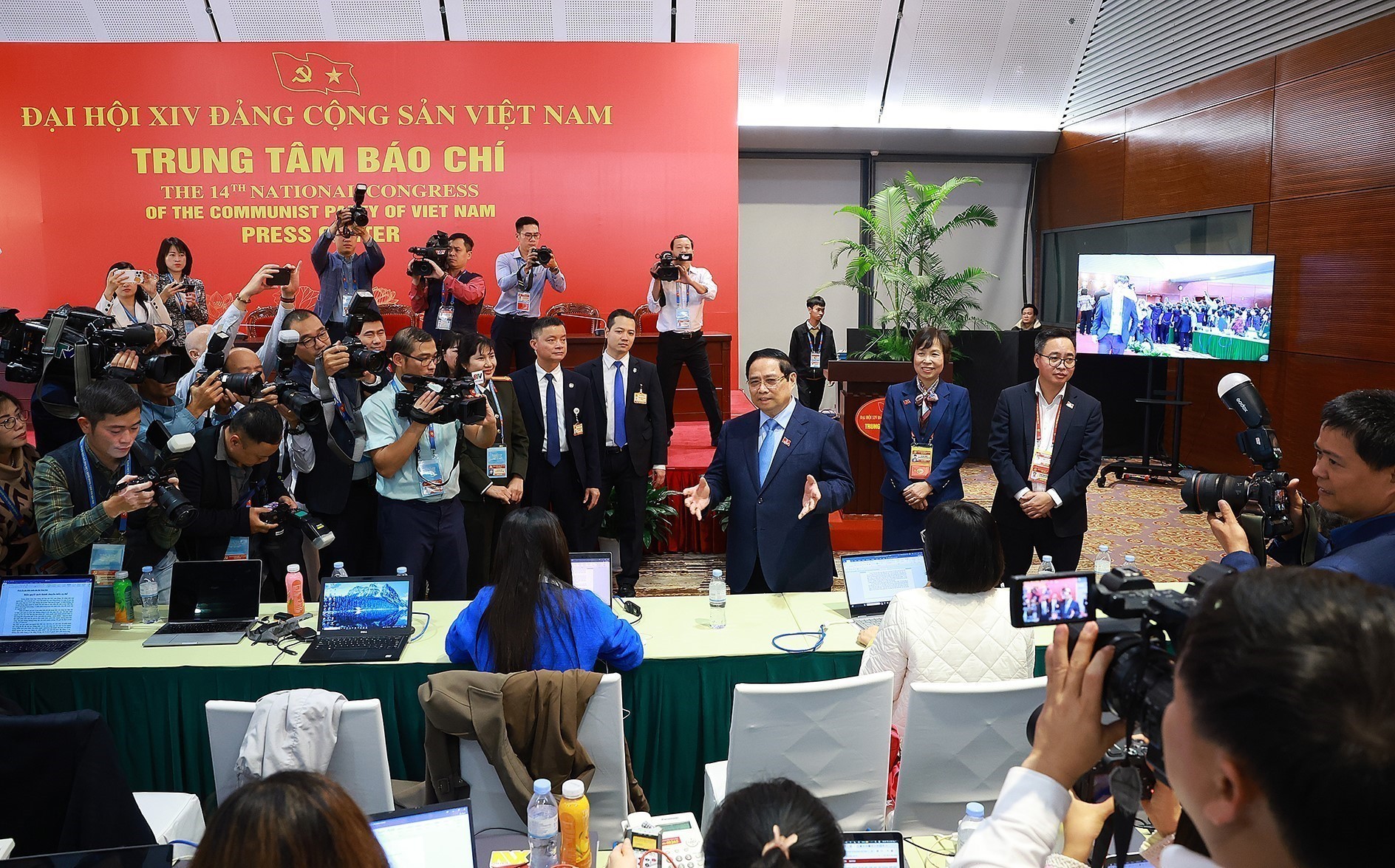 PM Pham Minh Chinh visits the press centre of the 14th National Party Congress on January 20. (Photo: VNA)