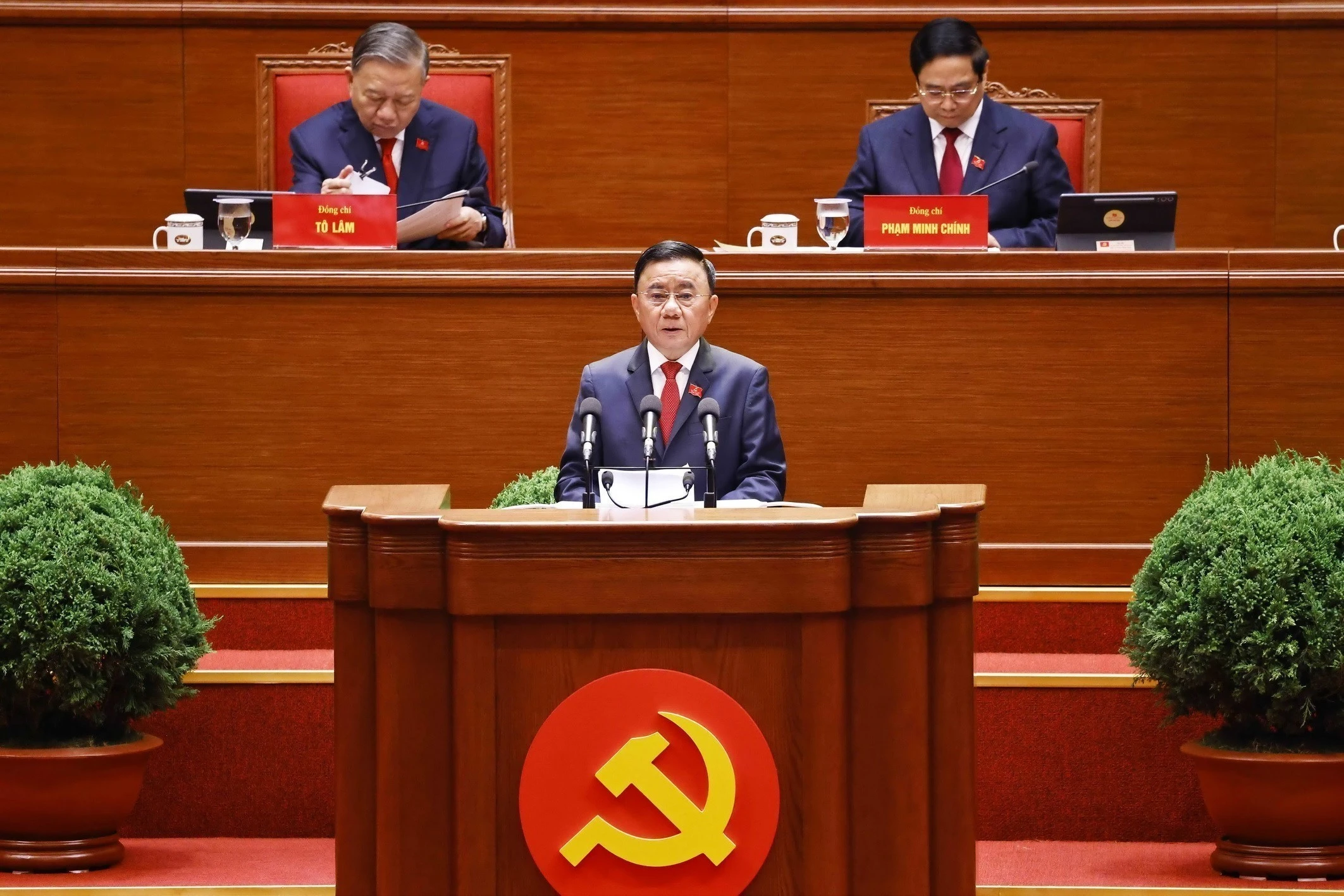 Politburo member and Standing member of the Party Central Committee’s Secretariat Tran Cam Tu presents a report reviewing the leadership and direction of the 13th Party Central Committee (Photo: VNA)