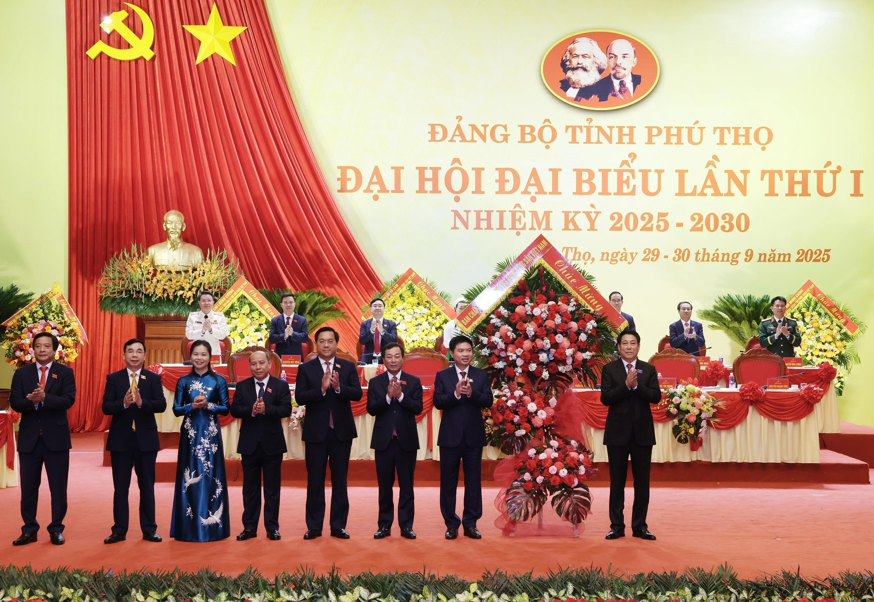 Politburo member and State President Luong Cuong (R) attends the first congress of the Party Organisation of Phu Tho province for the 2025–2030 tenure on September 30, 2025. (Photo: VNA)