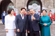 Top leader hosts special friendship programme for Korean President at Thang Long Imperial Citadel