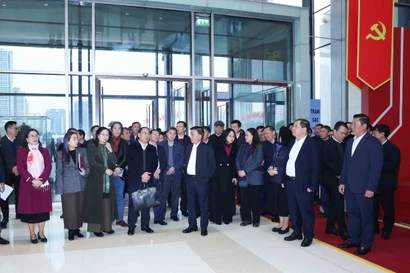 Politburo member and Standing member of the Party Central Committee’s Secretariat Tran Cam Tu (C) inspects preparations for the upcoming 14th National Party Congress at the National Convention Centre. (Photo: VNA)