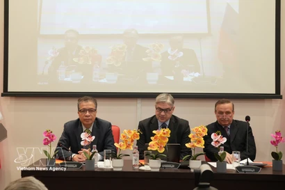 Vietnamese Ambassador to Russia Dang Minh Khoi (L) and other speakers at a plenary session of the international conference on Vietnam. (Photo: VNA)