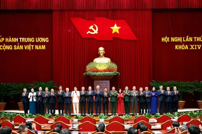 Party General Secretary To Lam and members of the Politburo and the Secretariat of the 14th Party Central Committee make their debut at the first session of the 14th Party Central Committee. (Photo: VNA)