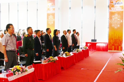 Delegates watch the live broadcast opening session of the 14th National Congress of the Communist Party of Vietnam on January 20. (Photo: VNA)