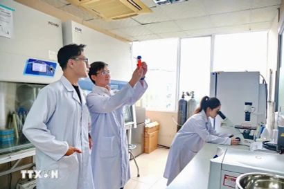 The draft documents to be submitted to the 14th National Party Congress place a strong emphasis on the role of education – training, science – technology, innovation, and human development as key drivers to enhance competitiveness and promote sustainable development. (Photo: VNA)