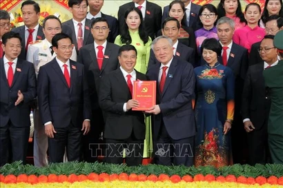 Politburo member, Permanent Deputy Prime Minister Nguyen Hoa Binh presents the Politburo's Decision assigning the provincial Party Committee and its Standing Board. (Photo: VNA)