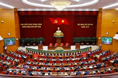 At the closing session of the second meeting of the 14th Party Central Committee. (Photo: VNA)