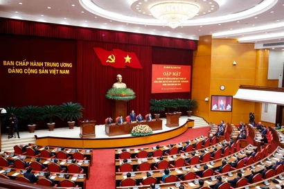 The meeting between the Party Central Committee’s Politburo and Secretariat and former members of the Party Central Committee on February 4. (Photo: VNA)