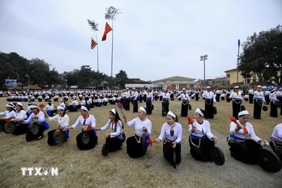 Muong ethnic women in traditional costumes in Phu Tho province perform at the Khai Ha (going down to the field) Festival. (Photo: VNA) 