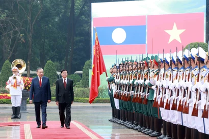 General Secretary of the Communist Party of Vietnam Central Committee To Lam (L) and General Secretary of the Lao People’s Revolutionary Party (LPRP) Central Committee and President of Laos Thongloun Sisoulith review the guard of honour. (Photo: VNA)