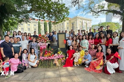 The Vietnamese community in Singapore lay flowers at the bust of President Ho Chi Minh at the Asian Civilisations Museum to mark the 80th anniversary of the August Revolution and National Day (September 2). (Photo: VNA)