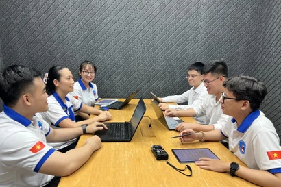 Vietnamese students at Thailand’s Chulalongkorn University contribute their ideas on the draft documents to be submitted to the 14th National Congress of the Communist Party of Vietnam. (Photo: VNA)