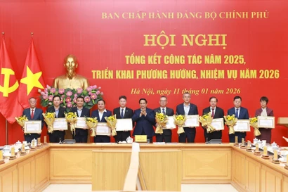 Prime Minister Pham Minh Chinh presents Certificates of merit from the Government’s Party Committee to individuals with outstanding achievements. (Photo: VNA) 