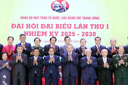 Party General Secretary To Lam (fourth from right, first row), and Prime Minister Pham Minh Chinh (fourth from left, first row) attend the first Congress of the Party Organisation of the Vietnam Fatherland Front and Central Mass Organisations for the 2025-2030 term. (Photo: VNA)