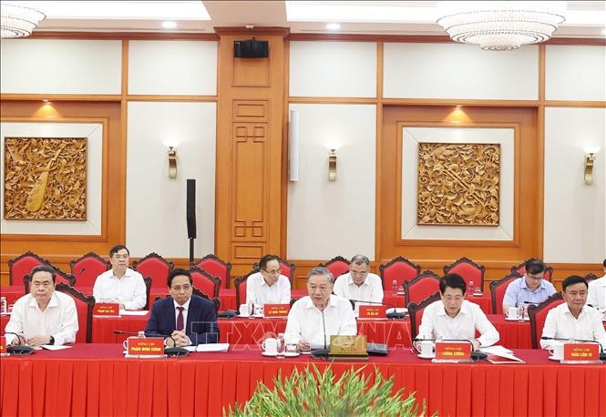 Party General Secretary To Lam (front, centre), who is also Secretary of the Central Military Commission, addresses the working session with the Standing Board of the Central Military Commission on August 25. (Photo: VNA)