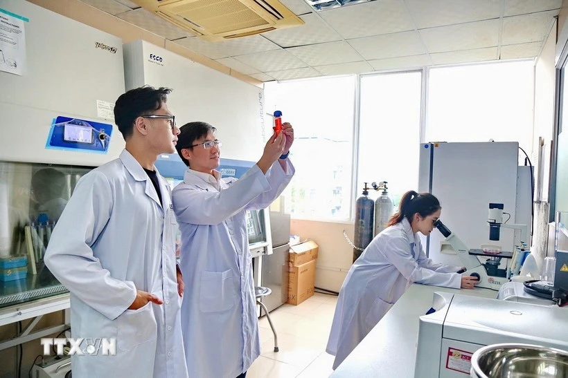 The draft documents to be submitted to the 14th National Party Congress place a strong emphasis on the role of education – training, science – technology, innovation, and human development as key drivers to enhance competitiveness and promote sustainable development. (Photo: VNA)