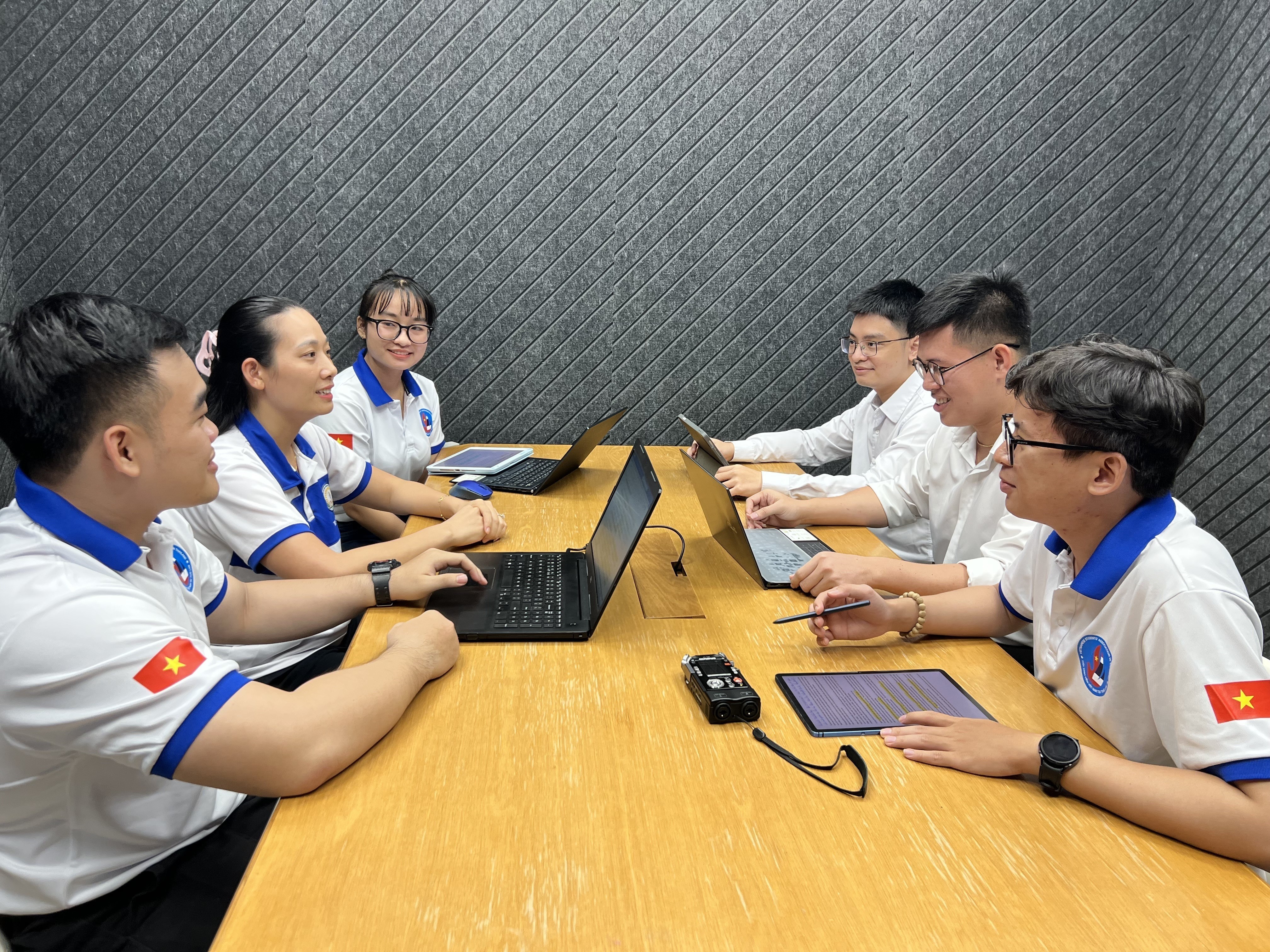 Vietnamese students at Thailand’s Chulalongkorn University contribute their ideas on the draft documents to be submitted to the 14th National Congress of the Communist Party of Vietnam. (Photo: VNA)