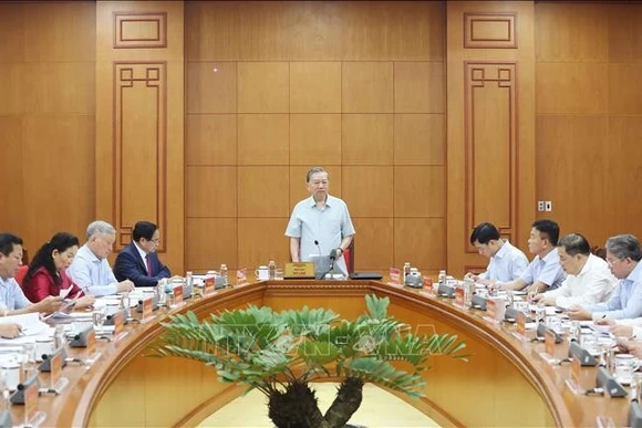 Party General Secretary To Lam chairs the working session in Hanoi on September 18 with the Standing Board of the Government’s Party Committee (Photo: VNA)