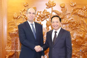 Politburo member and Chairman of the Communist Party of Vietnam (CPV) Central Committee’s Commission for Information, Education and Mass Mobilisation Trinh Van Quyet (R) and Cuban Ambassador Rogelio Polanco Fuentes in Hanoi on March 19. (Photo: VNA)