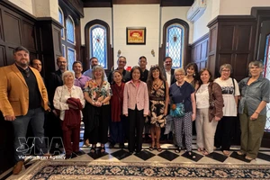 Vietnamese Ambassador to Argentina Ngo Minh Nguyet (centre, in pink), together with representatives of the Argentina–Vietnam Cultural Institute, the Communist Party of Argentina, and local press and media agencies at the embassy's early-spring gathering in Buenos Aires on March 19, 2026. (Photo: VNA)