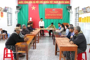 A Party cell meeting in An Thanh village of Minh Long commune, Quang Ngai province (Photo: VNA)