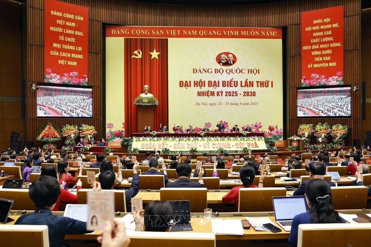 Delegates vote to adopt the resolution of the first Congress of the National Assembly (NA)’s Party Organisation for the 2025 – 2030 tenure. (Photo: VNA)