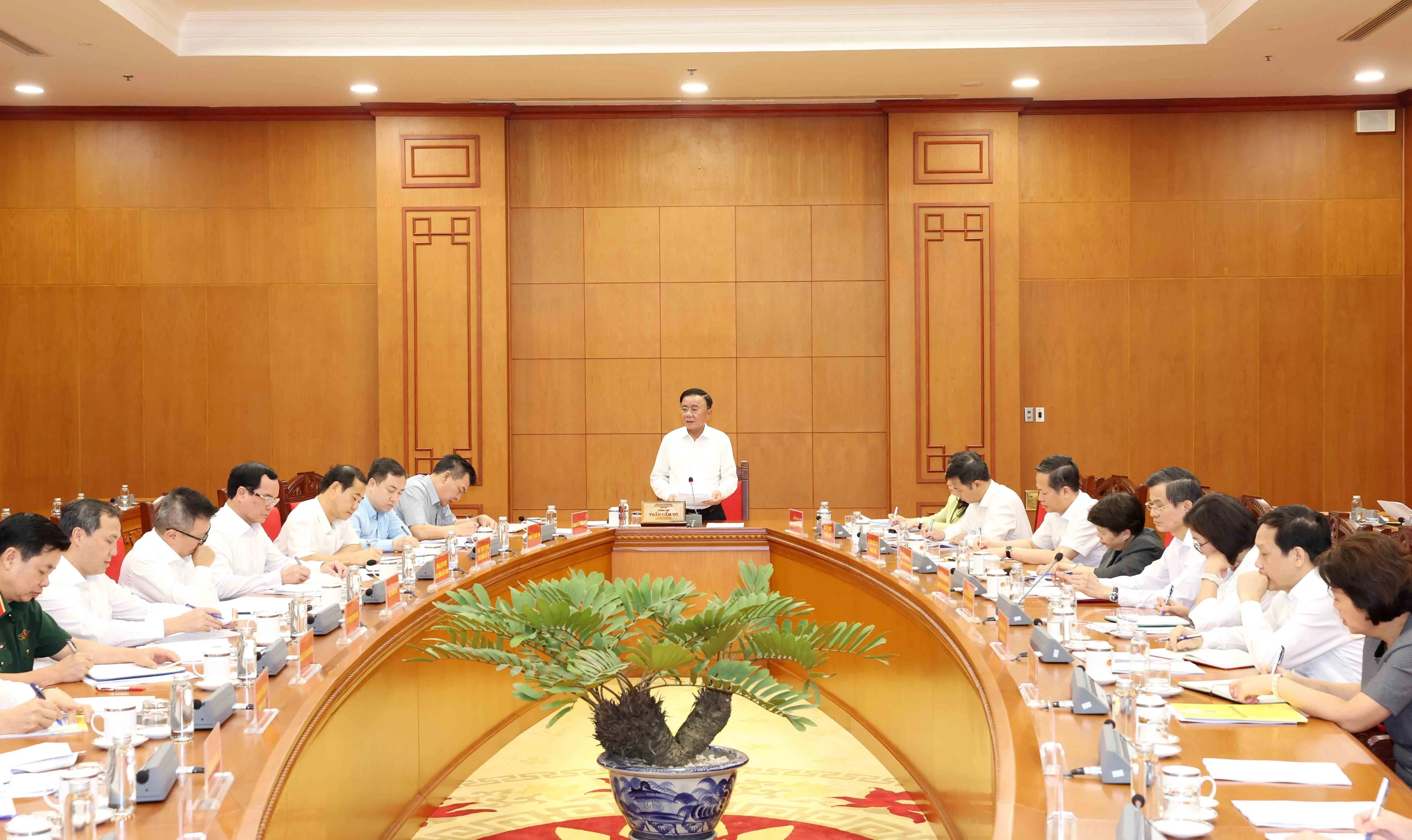A meeting with Party committees, central agencies, and mass organisations under the chair of Politburo member and Permanent Member of the Party Central Committee’s Secretariat Tran Cam Tu on October 16 (Photo: VNA)