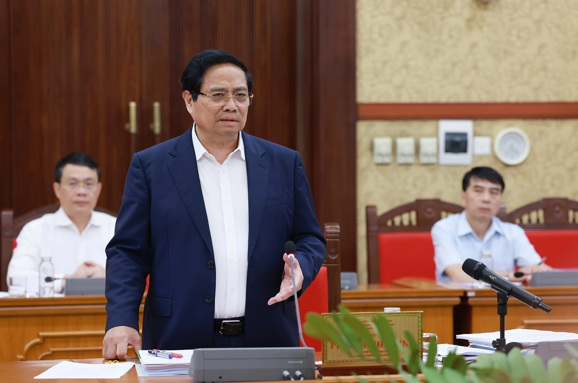 Prime Minister Pham Minh Chinh chairs a working session with the Standing Board of the Party Committee of Tay Ninh province on September 9. (Photo: VNA)