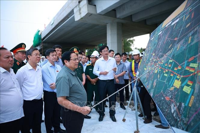Prime Minister Pham Minh Chinh inspects the construction progress of the Chau Doc - Can Tho - Soc Trang expressway project, specifically the section passing through Long Hung commune, Can Tho city, on December 28, 2025. (Photo: VNA)