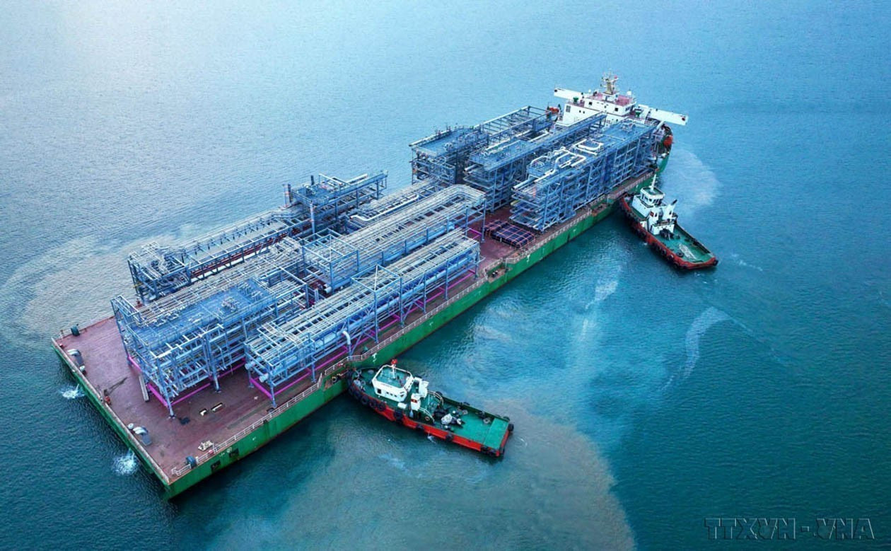 Nearly 40 years of renewal, Vietnam has evolved into a developing nation with deep political and economic integration into the global landscape. In the photo: Nearly 2,000 tonnes of “Made in Vietnam” modules manufactured by Doosan Vina are shipped to the US market. (Photo: VNA) doi-moi-9.jpg