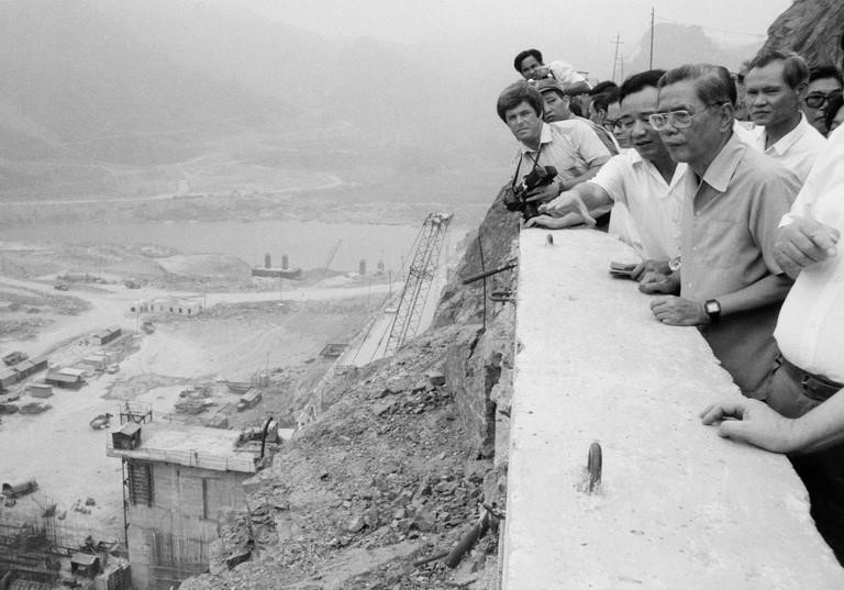 Party General Secretary Nguyen Van Linh observes the dynamic construction activities at Hoa Binh Hydropower Plant, May 3, 1987. (Photo: VNA) doi-moi-2.jpg