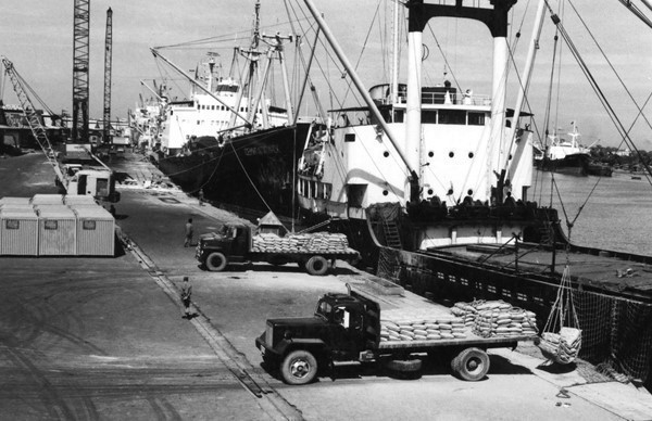 On April 5, 1988, the Politburo issued Resolution 10/NQ-TW on agricultural economic management reform. Within a year, Vietnam transitioned from a food importer to a nation capable of exporting over 1 million tonnes of rice. In the photo: Rice exports at Saigon Port. (Photo: VNA) doi-moi-3.jpg