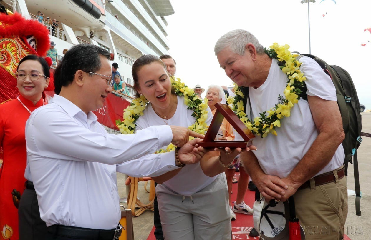Vietnam is one of the safest countries in the world and among the most attractive tourist destinations in Asia. In the photo: Quang Ninh province welcomes its 3 millionth international visitor of 2024. (Photo: VNA) doi-moi-10.jpg