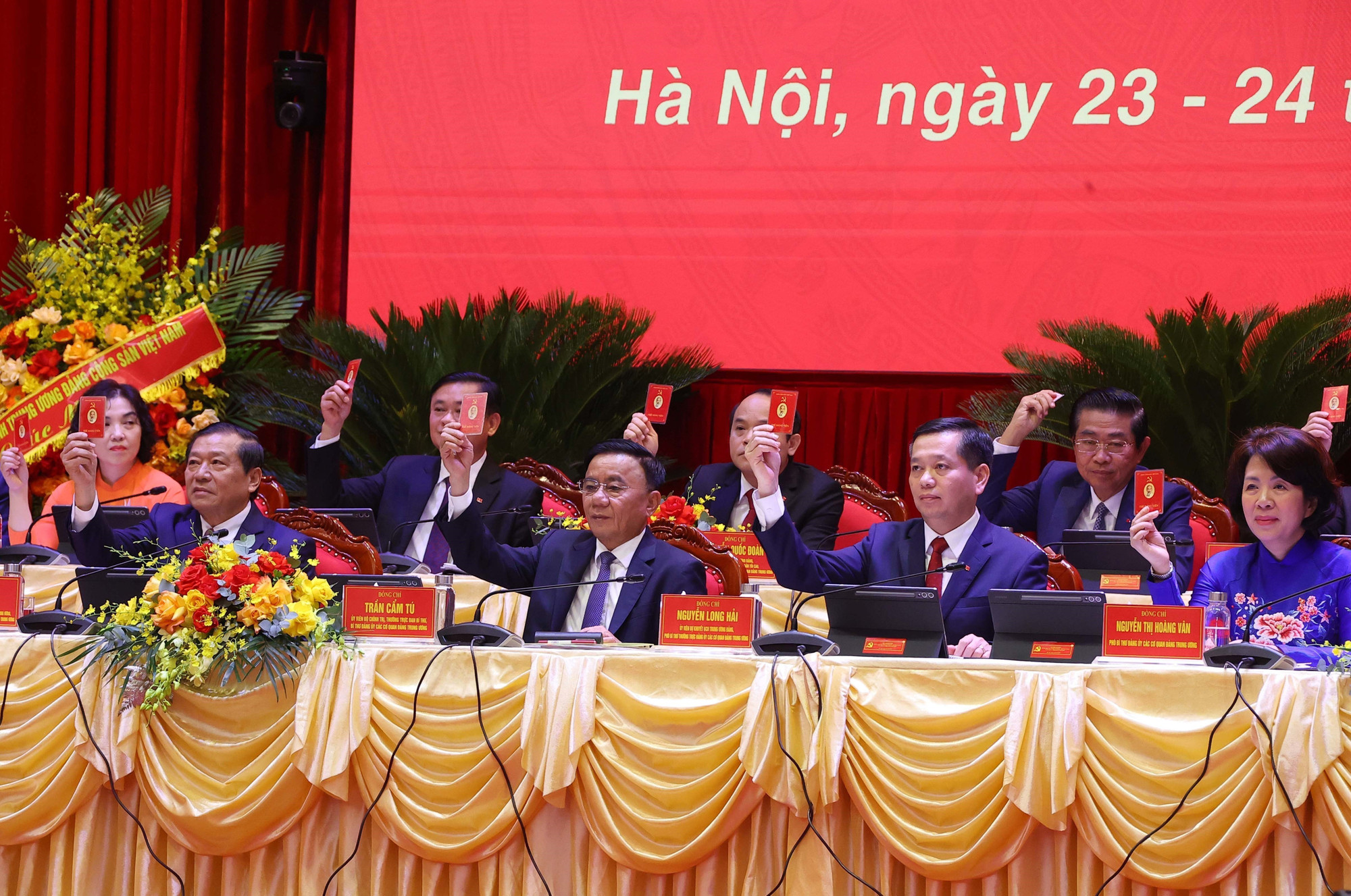 Delegates vote to approve the Credentials Committee’s report at the congress. (Photo: VNA) dh-5.jpg