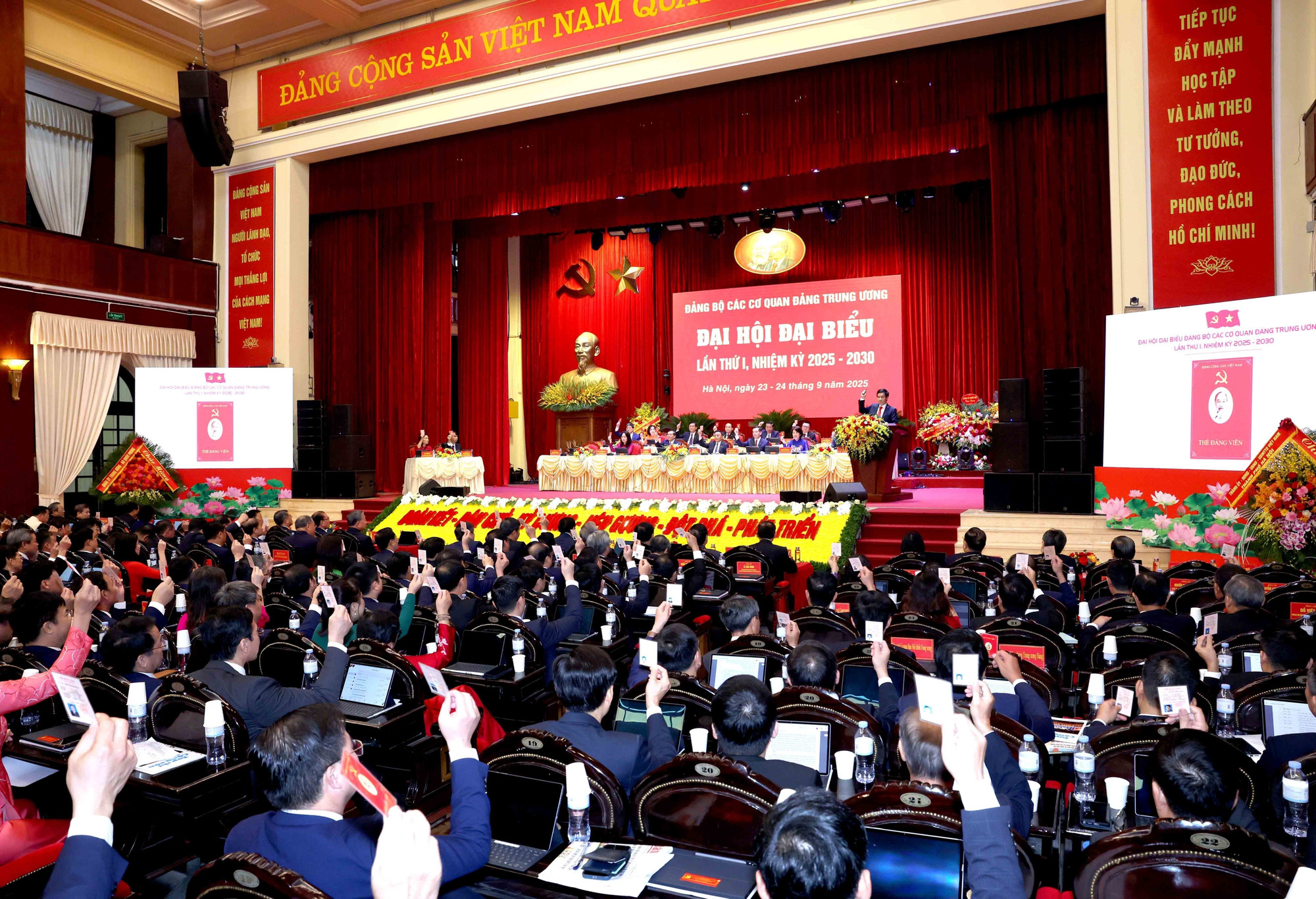 Delegates vote to approve the Credentials Committee’s report at the congress. (Photo: VNA) dh-6-ava.jpg
