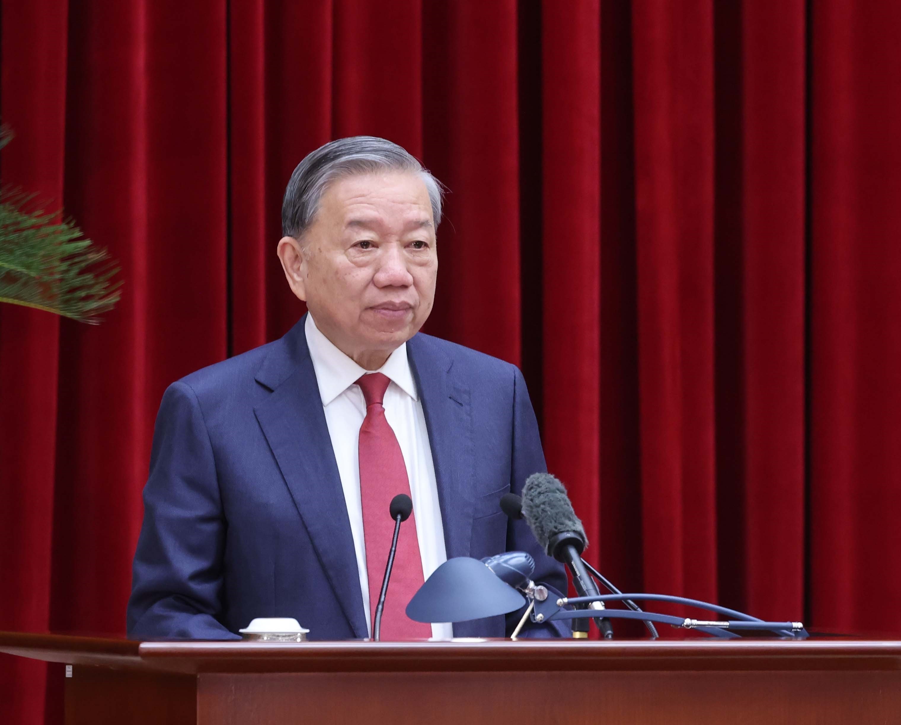 Party General Secretary To Lam delivers the opening speech at the 14th plenum of the 13th Party Central Committee on November 5. (Photo: VNA)
