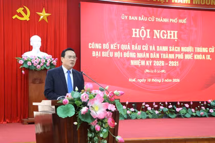 Nguyen Quang Tuan, Standing Vice Chairman of the Hue People’s Council and Vice Chairman of the municipal Election Committee, announces the list of elected deputies to the Hue People’s Council for the 9th tenure. (Photo: VNA) 